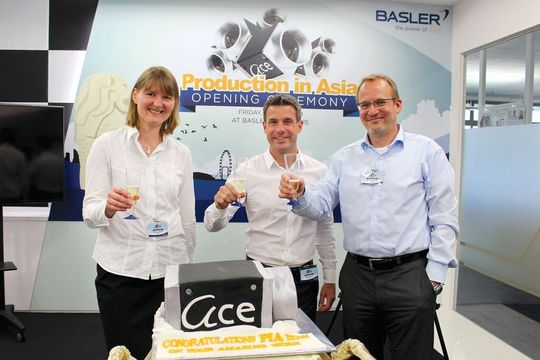 Basler stößt auf seine neue Kamera-Produktion in Singapur an. Basler stößt auf seine neue Kamera-Produktion in Singapur an.