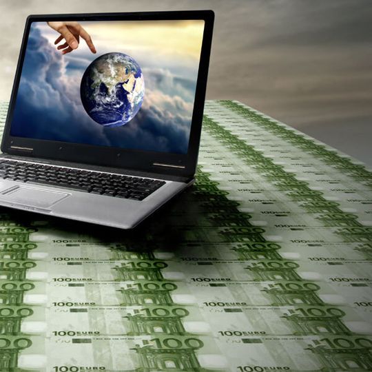 Einerseits geht es um standardisierte, oftmals cloudbasierte Produkte und Services, andereseits um hochgradig spezialisierte, auf Kundenbedürfnisse zugeschnittene Dienste.