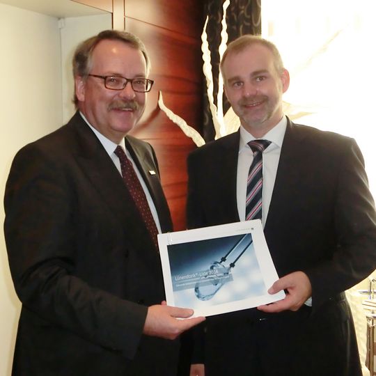 Zum ersten Mal in der Liste: (v.l.) Dr. Clemens Mittelviefhaus, Geschäftsleiter Infraserv Knapsack freut sich mit Jörg Hossenfelder, geschäftsführender Gesellschafter Lünendonk, über die gute Platzierung. Zum ersten Mal in der Liste: (v.l.) Dr. Clemens Mittelviefhaus, Geschäftsleiter Infraserv Knapsack freut sich mit Jörg Hossenfelder, geschäftsführender Gesellschafter Lünendonk, über die gute Platzierung.