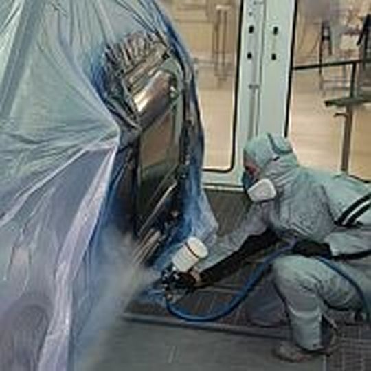 Der Lackierer muss entscheiden, ob er bei einer Reparaturlackierung die Beilackierung braucht.