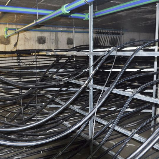 11 km PE-Rohr (25 mm Durchmesser) entladen die beiden Eisspeicher mit 350 m³ Wasserinhalt.