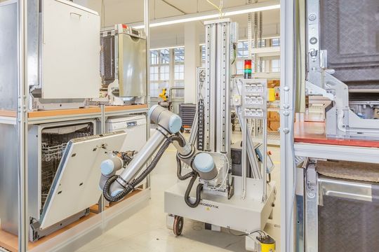 Mobiler Roboter öffnet Spülmaschinentüren automatisch. Mobiler Roboter öffnet Spülmaschinentüren automatisch.