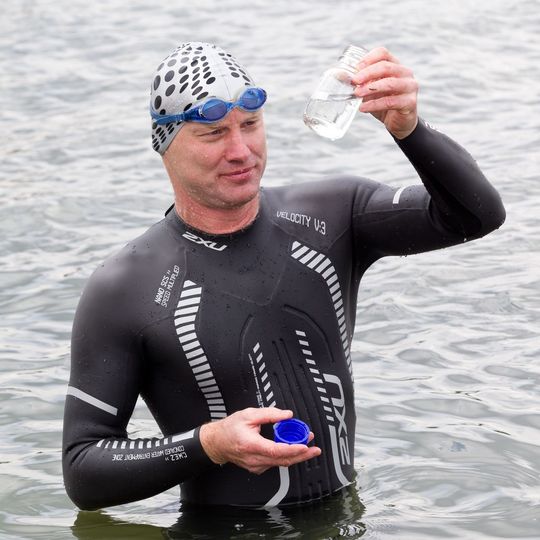 Andreas Fath ist Professor an der Hochschule Furtwangen und unterrichtet u.a. Chemische Verfahrenstechnik, Umwelttechnik sowie Physikalische Chemie und Analytik. Der Leistungssportler will in diesem Sommer den Rhein durchschwimmen und Wasserproben ziehen. Andreas Fath ist Professor an der Hochschule Furtwangen und unterrichtet u.a. Chemische Verfahrenstechnik, Umwelttechnik sowie Physikalische Chemie und Analytik. Der Leistungssportler will in diesem Sommer den Rhein durchschwimmen und Wasserproben ziehen.