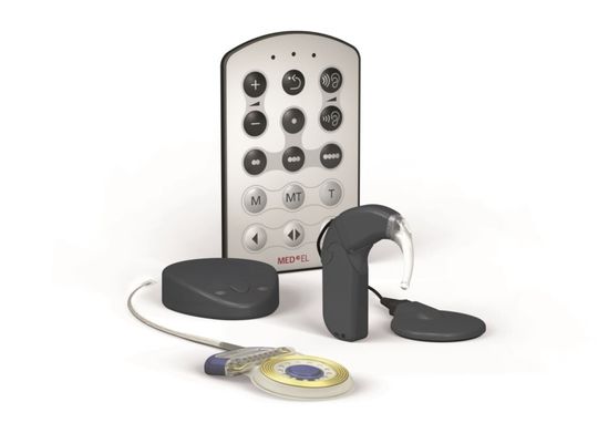 Das auditorische Hirnstammimplantat Med-El Maestro besteht aus zwei Komponenten: einem Audioprozessor, der extern hinter dem Ohr getragen wird, und einem Implantat. Das auditorische Hirnstammimplantat Med-El Maestro besteht aus zwei Komponenten: einem Audioprozessor, der extern hinter dem Ohr getragen wird, und einem Implantat.