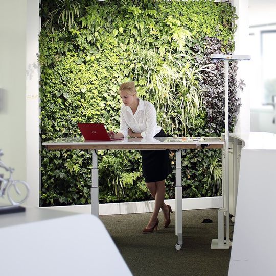 Arbeiten, wie und wo es gerade nötig ist: Der multifunktionale Büroarbeitsplatz IWWP Next wurde für den Einsatz in unterschiedlichen Umgebungen und Arbeitsbereichen einer modernen Bürowelt gestaltet. Arbeiten, wie und wo es gerade nötig ist: Der multifunktionale Büroarbeitsplatz IWWP Next wurde für den Einsatz in unterschiedlichen Umgebungen und Arbeitsbereichen einer modernen Bürowelt gestaltet.