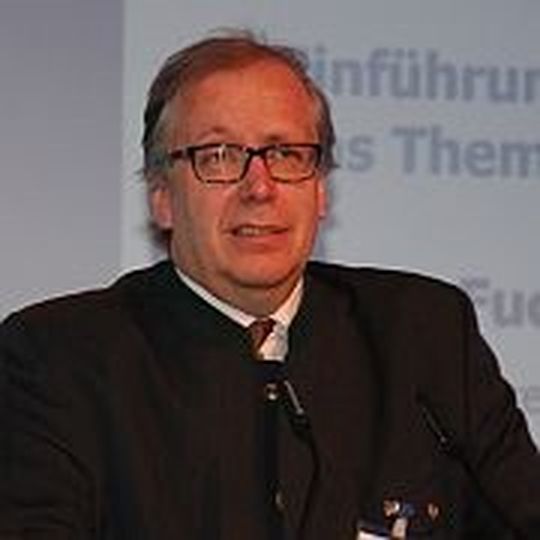 Rechtsanwalt Elmar Fuchs geht mit dem AZT-Merkblatt zur Beilackierung hart ins Gericht.