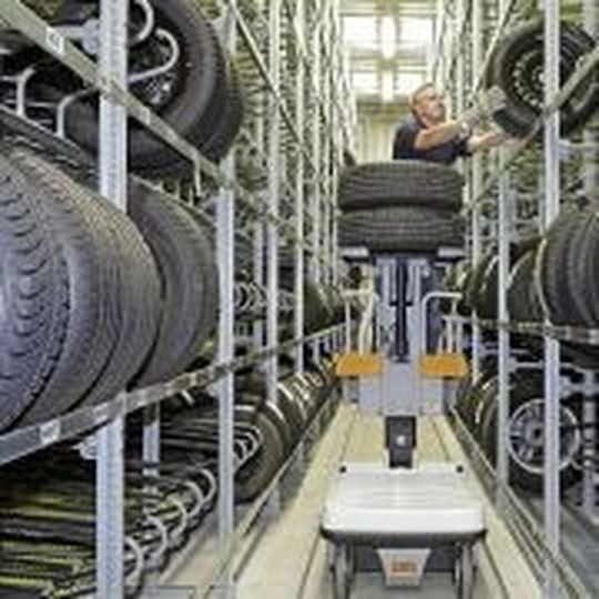 Das vierfachtiefe Regalsystem für die Einlagerung der Kundenräder von SSI Schäfer ist auf der Automechanika zu sehen.