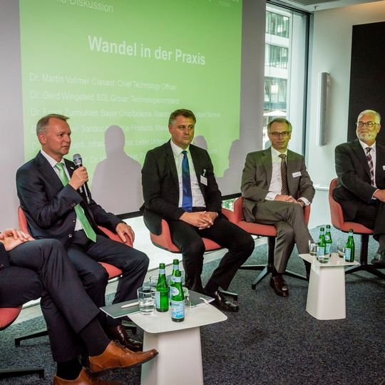 Bei der Diskussionsrunde stellten sich Martin Vollmer, Chief Technology Officer von Clariant, Klaus Alberti, Leiter Unternehmensentwicklung und Kommunikation von Infraserv Höchst, Dieter Kramer, Managing Director von Sandoz im Industriepark Höchst, Gerd Wingefeld, Technologievorstand der SGL Group, und Frank Zurmühlen, Standortleiter Produktion und Technik von Bayer Crop Science (von links), den Fragen der Teilnehmer. Bei der Diskussionsrunde stellten sich Martin Vollmer, Chief Technology Officer von Clariant, Klaus Alberti, Leiter Unternehmensentwicklung und Kommunikation von Infraserv Höchst, Dieter Kramer, Managing Director von Sandoz im Industriepark Höchst, Gerd Wingefeld, Technologievorstand der SGL Group, und Frank Zurmühlen, Standortleiter Produktion und Technik von Bayer Crop Science (von links), den Fragen der Teilnehmer.