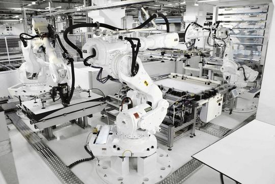 Production en série de Wafer grâce aux robots blancs d'ABB. Production en série de Wafer grâce aux robots blancs d'ABB.