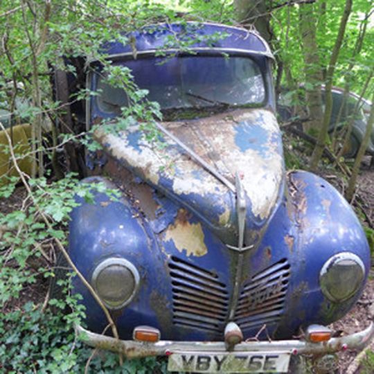 Die Oldtimer-Ruhestätte im Neandertal versprüht den morbiden Charme des Wiener Zentralfriedhofs.