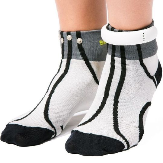 Die Sensoria-Fitnesssocken sind mit einem Knöchelring ausgestattet, der über ein Bluetooth-Funkmodul verfügt. Die Sensoria-Fitnesssocken sind mit einem Knöchelring ausgestattet, der über ein Bluetooth-Funkmodul verfügt.