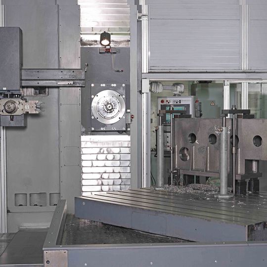 Bild 1: Auf der Horizontal-Bohr- und Fräsmaschine in Tischausführung TC 125 werden alle Bohrungen in einer Aufspannung durchgeführt. Bild 1: Auf der Horizontal-Bohr- und Fräsmaschine in Tischausführung TC 125 werden alle Bohrungen in einer Aufspannung durchgeführt.