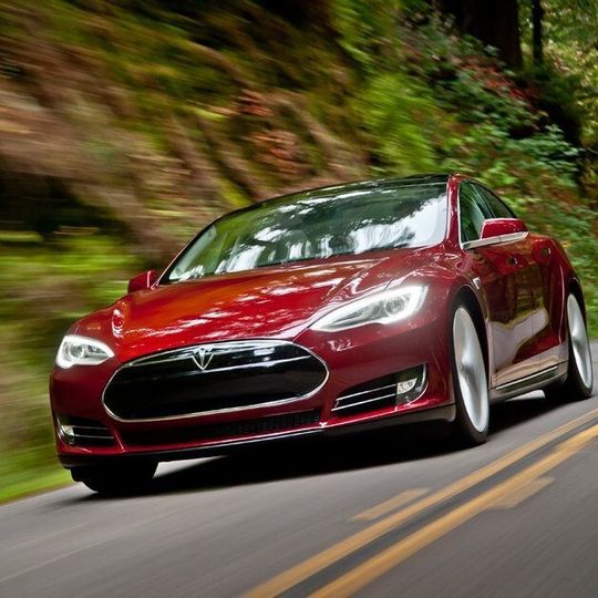 Geschönt: Der Stromer Tesla Model S, fährt im Alltag statt der angegebenen 502 Kilometer selbst bei optimalen Wetterverhältnissen nur 342 Kilometer weit. Bei Winterkällte und Autobahntempo ist die Reichweite noch deutlich kleiner. Geschönt: Der Stromer Tesla Model S, fährt im Alltag statt der angegebenen 502 Kilometer selbst bei optimalen Wetterverhältnissen nur 342 Kilometer weit. Bei Winterkällte und Autobahntempo ist die Reichweite noch deutlich kleiner.