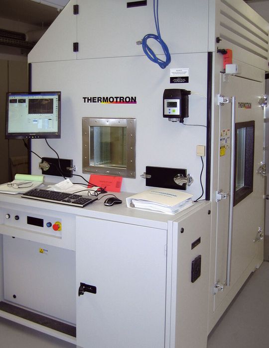 Bei der HALT-Testanlage werden die Komponenten innerhalb von 3 bis 5 Tagen einem beschleunigten Alterungsprozess unterworfen und so die Summe aller Belastungen eines Sensorlebens simuliert.