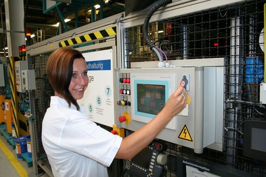Ohne Risiko: Der elektronische Schlüssel EKS von Euchner verschafft dem Personal einen komfortablen Zugang zur Klebetechnik an der Montagelinie bei der Bosch und Siemens Hausgeräte in Nauen. Ohne Risiko: Der elektronische Schlüssel EKS von Euchner verschafft dem Personal einen komfortablen Zugang zur Klebetechnik an der Montagelinie bei der Bosch und Siemens Hausgeräte in Nauen.