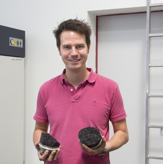 „Bei Walzasphalt hat es sich bewährt, der Mischung etwas Wachs beizufügen“, sagt Bernhard Hofko vom Institut für Verkehrswissenschaften der TU Wien. „Bei Walzasphalt hat es sich bewährt, der Mischung etwas Wachs beizufügen“, sagt Bernhard Hofko vom Institut für Verkehrswissenschaften der TU Wien.