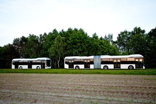 Volvo und ABB haben eine Partnerschaft geschlossen, um Volvo‘s Elektrobusse und Elektro-Hybridbusse mit ABB-Schnellladelösungen zu kombinieren. Volvo und ABB haben eine Partnerschaft geschlossen, um Volvo‘s Elektrobusse und Elektro-Hybridbusse mit ABB-Schnellladelösungen zu kombinieren.