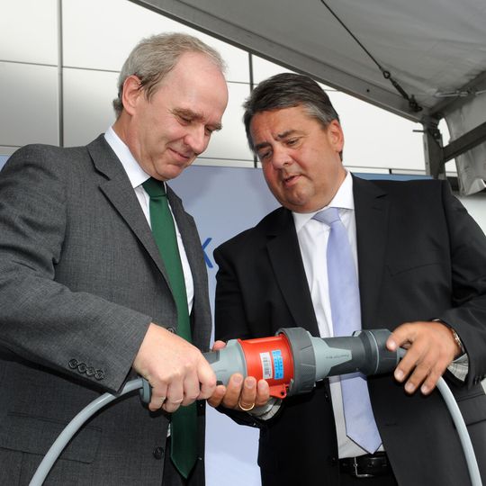 Karl-Ludwig Kley (li.) und Sigmar Gabriel nehmen mit einem Stromkabel das neue Blockheizkraftwerk in Darmstadt in Betrieb. Karl-Ludwig Kley (li.) und Sigmar Gabriel nehmen mit einem Stromkabel das neue Blockheizkraftwerk in Darmstadt in Betrieb.