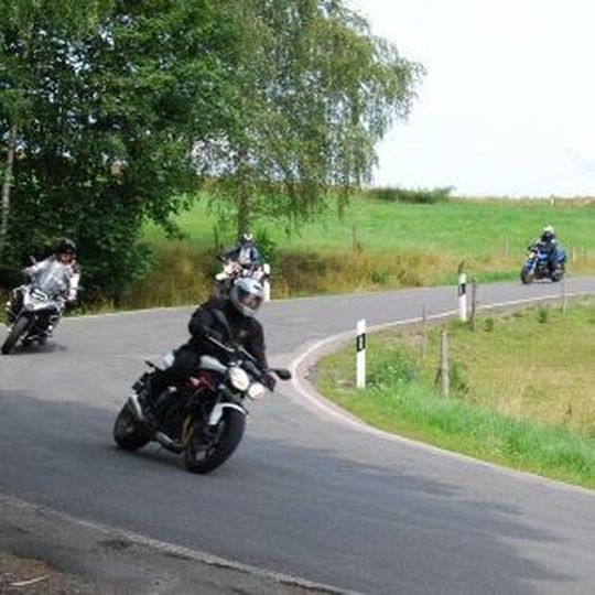 Kurvenräuber im Erzgebirge: die »bike und business«- und »kfz-betrieb«-Motorradtour 2014.