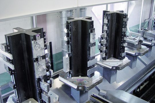 Der FPC-1500 bietet Platz für insgesamt zehn Maschinenpaletten in den Massen 630 x 630 mm und verfügt über ein maximales Ladegewicht von 1500 kg pro Palette. Der FPC-1500 bietet Platz für insgesamt zehn Maschinenpaletten in den Massen 630 x 630 mm und verfügt über ein maximales Ladegewicht von 1500 kg pro Palette.