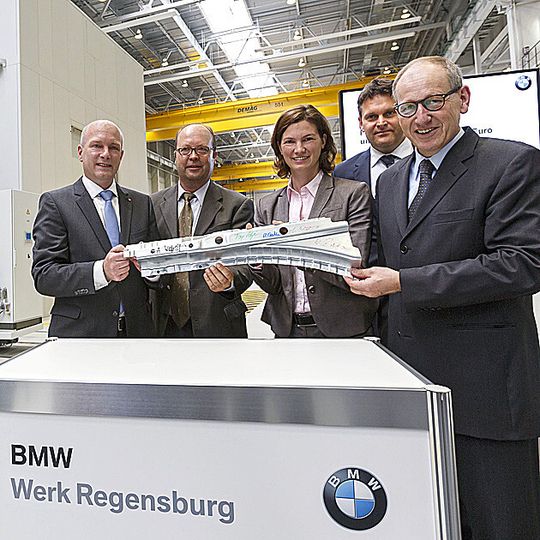 Presswerksmitarbeiter Stefan Berger, Oberbürgermeister Joachim Wolbergs, BMW Betriebsratsvorsitzender Werner Zierer, Landrätin Tanja Schweiger, BMW Technologieleiter Dr. Robert Engelhorn und Werkleiter Dr. Andreas Wendt mit dem ersten Bauteil – einem Längsträger – der neuen Presse GP 661. Presswerksmitarbeiter Stefan Berger, Oberbürgermeister Joachim Wolbergs, BMW Betriebsratsvorsitzender Werner Zierer, Landrätin Tanja Schweiger, BMW Technologieleiter Dr. Robert Engelhorn und Werkleiter Dr. Andreas Wendt mit dem ersten Bauteil – einem Längsträger – der neuen Presse GP 661.