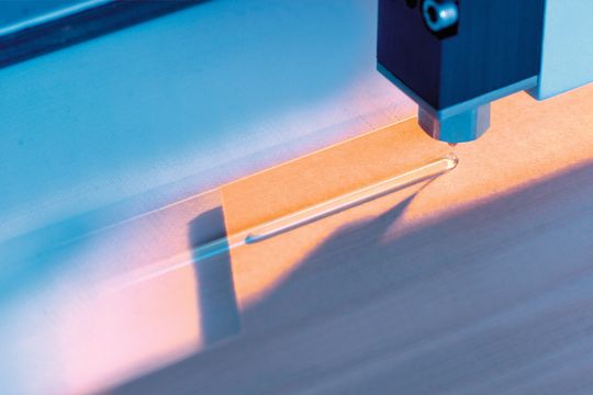 Die elektromagnetisch angesteuerten Auftragsköpfe von Robatech zeichnen sich durch geringe Auftragszeiten und sparsamen Klebstoffverbrauch aus. Die elektromagnetisch angesteuerten Auftragsköpfe von Robatech zeichnen sich durch geringe Auftragszeiten und sparsamen Klebstoffverbrauch aus.