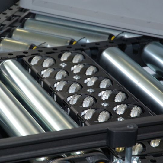 Plug-and-Play-Module wie dieser Ausschleuser (Bildmitte) gewährleisten maximale Flexibilität und Skalierbarkeit der Interroll-Fördertechnik. Plug-and-Play-Module wie dieser Ausschleuser (Bildmitte) gewährleisten maximale Flexibilität und Skalierbarkeit der Interroll-Fördertechnik.