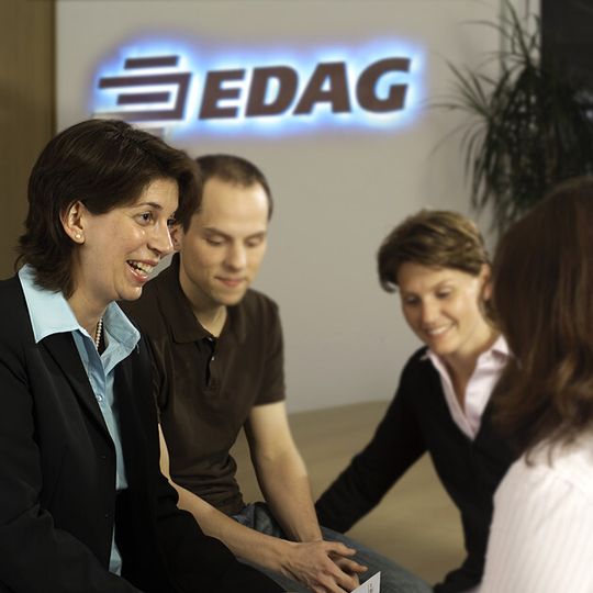 Weltweit ist EDAG mit ihren Tochter- und dem Schwesterunternehmen FFT-Gruppe auf vier Kontinenten mit über 8.800 Mitarbeitern präsent. Weltweit ist EDAG mit ihren Tochter- und dem Schwesterunternehmen FFT-Gruppe auf vier Kontinenten mit über 8.800 Mitarbeitern präsent.