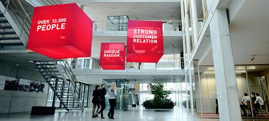 Der Getrag-Hauptsitz in Untergruppenbach spiegelt die Marketing- und Kommunikationsstrategie des Unternehmens wider: Integration, Transparenz und die Vernetzung aller Bereiche unter einem Dach. Der Getrag-Hauptsitz in Untergruppenbach spiegelt die Marketing- und Kommunikationsstrategie des Unternehmens wider: Integration, Transparenz und die Vernetzung aller Bereiche unter einem Dach.