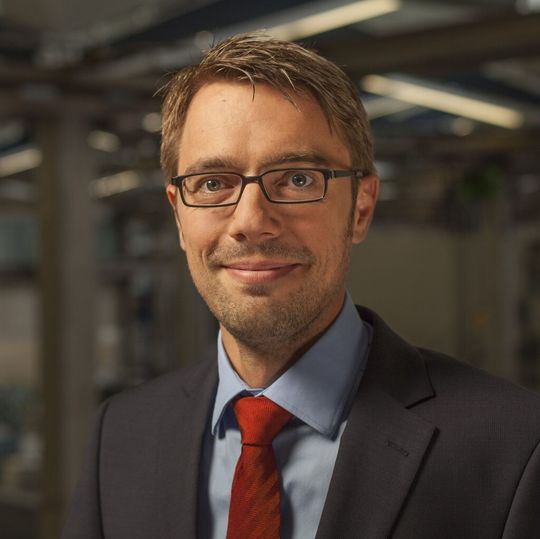 „Der Transfer von der Metallzerspanung zur Zerspanung von Verbünden, CFK oder Sandwiches ist nur mit besonderen Maßnahmen möglich“, sagt Dr.-Ing. Marco Schneider, Abteilungsleiter Leichtbautechnologien am Fraunhofer-IPA. „Der Transfer von der Metallzerspanung zur Zerspanung von Verbünden, CFK oder Sandwiches ist nur mit besonderen Maßnahmen möglich“, sagt Dr.-Ing. Marco Schneider, Abteilungsleiter Leichtbautechnologien am Fraunhofer-IPA.