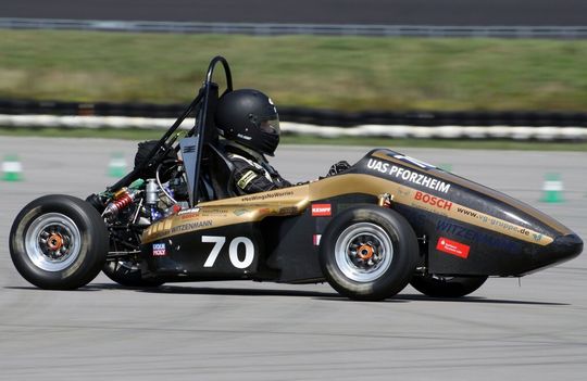 Die von der Bosch-Gruppe gesponserten Formula Student-Rennteams haben ihre selbst entwickelten und konstruierten Fahrzeuge im Bosch-Prüfungszentrum in Boxberg unter Rennbedingungen getestet und optimiert. Die von der Bosch-Gruppe gesponserten Formula Student-Rennteams haben ihre selbst entwickelten und konstruierten Fahrzeuge im Bosch-Prüfungszentrum in Boxberg unter Rennbedingungen getestet und optimiert.