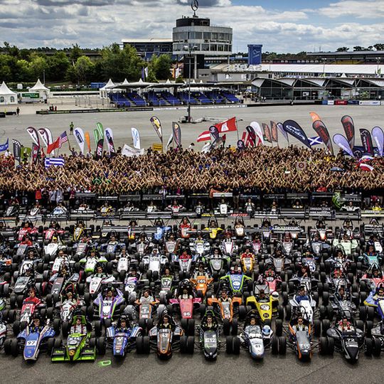 In den Startlöchern: 115 Teams aus 26 Nationen werden dieses Jahr auf der Formula Student Germany am Hockenheimring gegeneinander antreten. In den Startlöchern: 115 Teams aus 26 Nationen werden dieses Jahr auf der Formula Student Germany am Hockenheimring gegeneinander antreten.