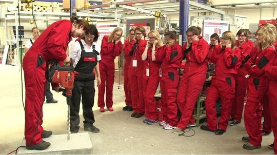 Der Hilti Women’s Day fand in diesem Jahr zum ersten Mal statt. Das Ziel: Mehr Frauen für Hilti als internationales Familienunternehmen zu gewinnen und Berührungsängste vor einer vermeintlichen Männerdomäne abzubauen. Der Hilti Women’s Day fand in diesem Jahr zum ersten Mal statt. Das Ziel: Mehr Frauen für Hilti als internationales Familienunternehmen zu gewinnen und Berührungsängste vor einer vermeintlichen Männerdomäne abzubauen.
