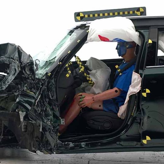 Der Sicherheitskäfig des Mini Countryman widerstand dem Aufprall gut. Das führte zum besten Ergebnis im Test. Der Sicherheitskäfig des Mini Countryman widerstand dem Aufprall gut. Das führte zum besten Ergebnis im Test.