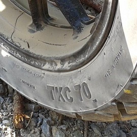 Wirbelt mächtig Staub auf: der Conti TKC 70. Wirbelt mächtig Staub auf: der Conti TKC 70.