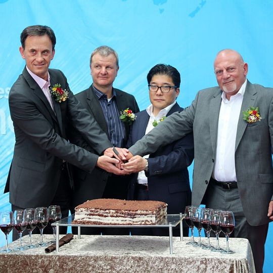 Schlemmer-Werkseröffnung in Korea: (v.l.) Finanzvorstand Christian von der Linde, Geschäftsführer Josef Minster, Kim Jong-Chan, Norbert Hausfelder. Schlemmer-Werkseröffnung in Korea: (v.l.) Finanzvorstand Christian von der Linde, Geschäftsführer Josef Minster, Kim Jong-Chan, Norbert Hausfelder.