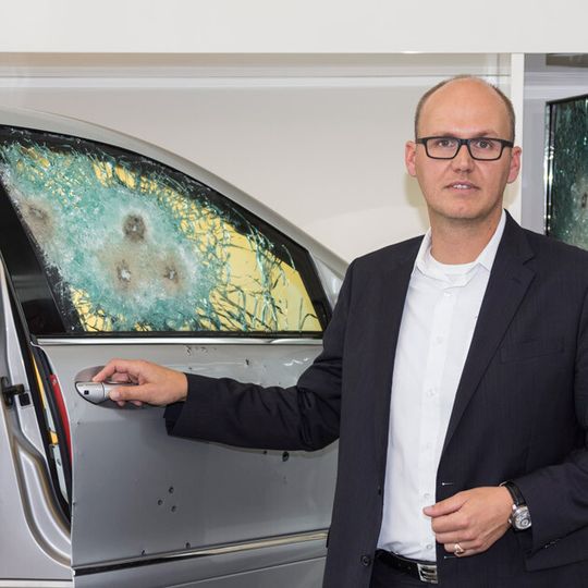 Markus Nast, Produktmanager bei Mercedes Guard, verdient sein Geld mit gepanzerten Fahrzeugen. Markus Nast, Produktmanager bei Mercedes Guard, verdient sein Geld mit gepanzerten Fahrzeugen.