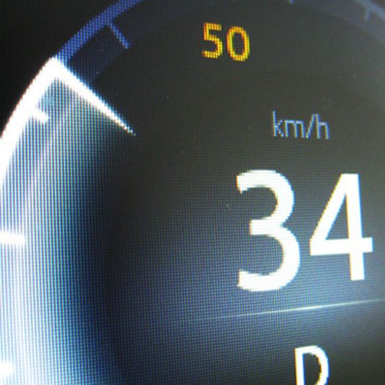 Die Tachonadel liegt nicht wie bisher mit dem Drehpunkt in der Mitte des Tachos, sondern läuft am Rand des äußeren Displaybereiches entlang. Die Anzeigen-Performance wird so nicht gestört. Die Tachonadel liegt nicht wie bisher mit dem Drehpunkt in der Mitte des Tachos, sondern läuft am Rand des äußeren Displaybereiches entlang. Die Anzeigen-Performance wird so nicht gestört.