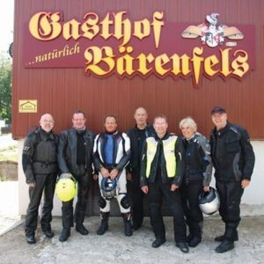 Die Ambitionierten aus Gruppe 6 vor dem Gasthof Bärenfels. Die Ambitionierten aus Gruppe 6 vor dem Gasthof Bärenfels.