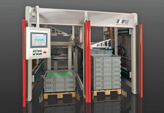 Vorderansicht der Palettieranlage: Leere Trays werden auf Europaletten angeliefert, befüllt und wieder auf der Europalette abgelegt. Vorderansicht der Palettieranlage: Leere Trays werden auf Europaletten angeliefert, befüllt und wieder auf der Europalette abgelegt.