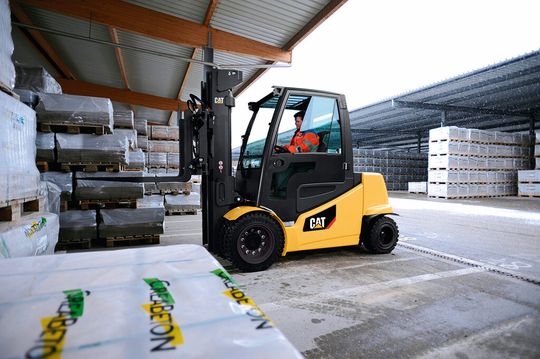La nouvelle gamme de chariots frontaux électriques de 4 à 5 tonnes de Cat Lift Trucks.