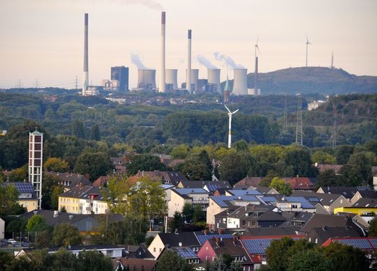 Prägten auch Steinkohlkraftwerke das Bild der Energieversorgung wie im Hintergrund, so sind in Deutschland zunächst durch das EEG gesteuert, dann nach der beschlossenen Energiewende erneuerbare Energien auf dem Vormarsch, wie im Vordergrund. Prägten auch Steinkohlkraftwerke das Bild der Energieversorgung wie im Hintergrund, so sind in Deutschland zunächst durch das EEG gesteuert, dann nach der beschlossenen Energiewende erneuerbare Energien auf dem Vormarsch, wie im Vordergrund.