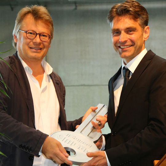 Architekt Thomas Eckert (l.) überreicht den symbolischen Schlüssel an Crown-Werksleiter Mads Andreasen. Architekt Thomas Eckert (l.) überreicht den symbolischen Schlüssel an Crown-Werksleiter Mads Andreasen.