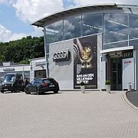 Das Autohaus Schmitt in Idstein spricht seine Kunden mit einer außergewöhnlichen Werbekampagne an. Das Autohaus Schmitt in Idstein spricht seine Kunden mit einer außergewöhnlichen Werbekampagne an.