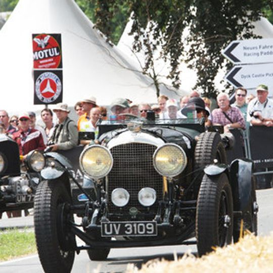 Automobile Schätzchen: Mehr als 30.000 Oldtimer-Fans aus Nah und Fern pilgerten am ersten August-Wochenende zu den „Classic Days Schloss Dyck“ am Niederrhein. Automobile Schätzchen: Mehr als 30.000 Oldtimer-Fans aus Nah und Fern pilgerten am ersten August-Wochenende zu den „Classic Days Schloss Dyck“ am Niederrhein.
