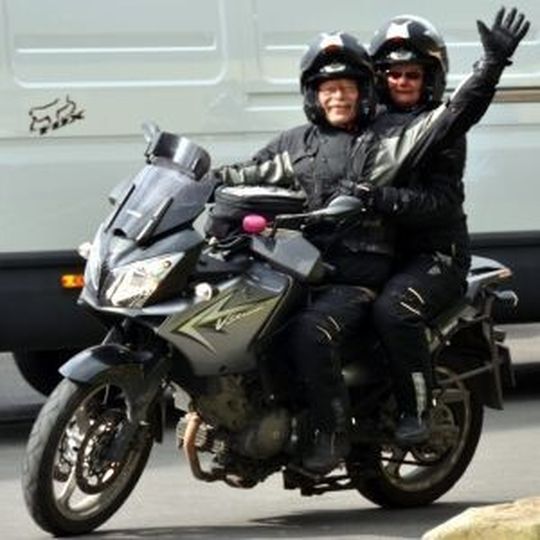 Eine bunt gemischte Teilnehmerschar aus ganz Europa versammelte sich beim 13. V-Strom-Jahrestreffen im Rhön Park Hotel Aktiv Resort. Die ältesten Suzuki-Fans waren über 70 Jahre alt. Eine bunt gemischte Teilnehmerschar aus ganz Europa versammelte sich beim 13. V-Strom-Jahrestreffen im Rhön Park Hotel Aktiv Resort. Die ältesten Suzuki-Fans waren über 70 Jahre alt.