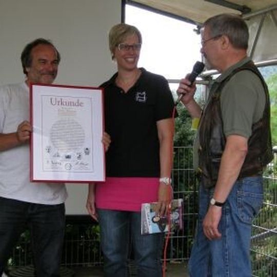 Rolf Frieling und Hans Kaiser, Vorsitzenden der MID, übergabeb die Urkunde an Katja Krajewski von der Gesellschaft für Wirtschaftsförderung im Kreis Höxter. Rolf Frieling und Hans Kaiser, Vorsitzenden der MID, übergabeb die Urkunde an Katja Krajewski von der Gesellschaft für Wirtschaftsförderung im Kreis Höxter.