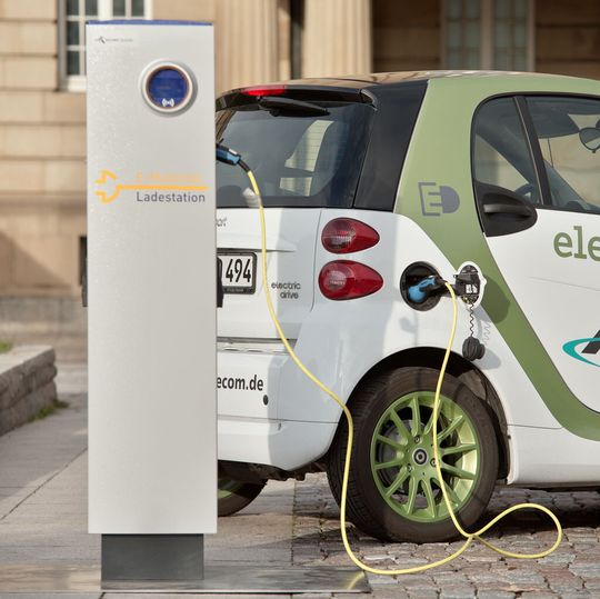 Je nach Hersteller werden die Fahrzeuge mit unterschiedlichen Anschlussvarianten ausgeliefert. Daher ist unter Umständen eine Anpassung mit Adapterkabeln notwendig. Je nach Hersteller werden die Fahrzeuge mit unterschiedlichen Anschlussvarianten ausgeliefert. Daher ist unter Umständen eine Anpassung mit Adapterkabeln notwendig.