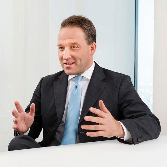 „In den vergangenen Monaten haben wir mit Hochdruck die Basis für unsere Neuausrichtung geschaffen“ so Matthias Zachert, Vorsitzender des Vorstands bei Lanxess. „In den vergangenen Monaten haben wir mit Hochdruck die Basis für unsere Neuausrichtung geschaffen“ so Matthias Zachert, Vorsitzender des Vorstands bei Lanxess.