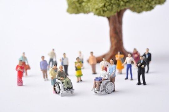 L'article 20 al. 1, let. h de la convention collective de travail dans l'industrie des machines, des équipements électriques et des métaux (CCT) prévoit que l'employeur paie le salaire aux employés obligés de soigner des membres de la famille ou le concubin. L'article 20 al. 1, let. h de la convention collective de travail dans l'industrie des machines, des équipements électriques et des métaux (CCT) prévoit que l'employeur paie le salaire aux employés obligés de soigner des membres de la famille ou le concubin.
